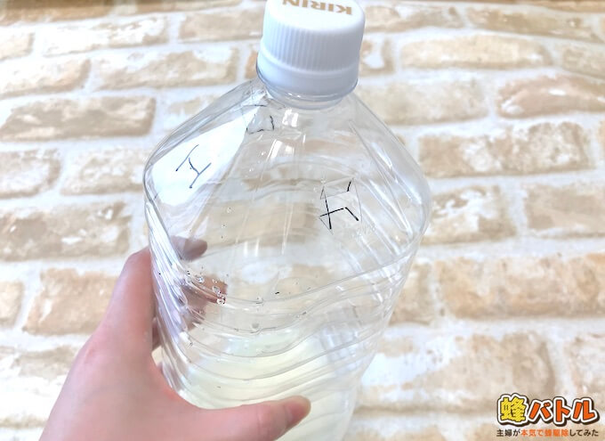 蜂トラップの切り込みを折って返しを作るようす